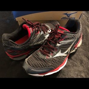 Mizuno wave creation running shoe